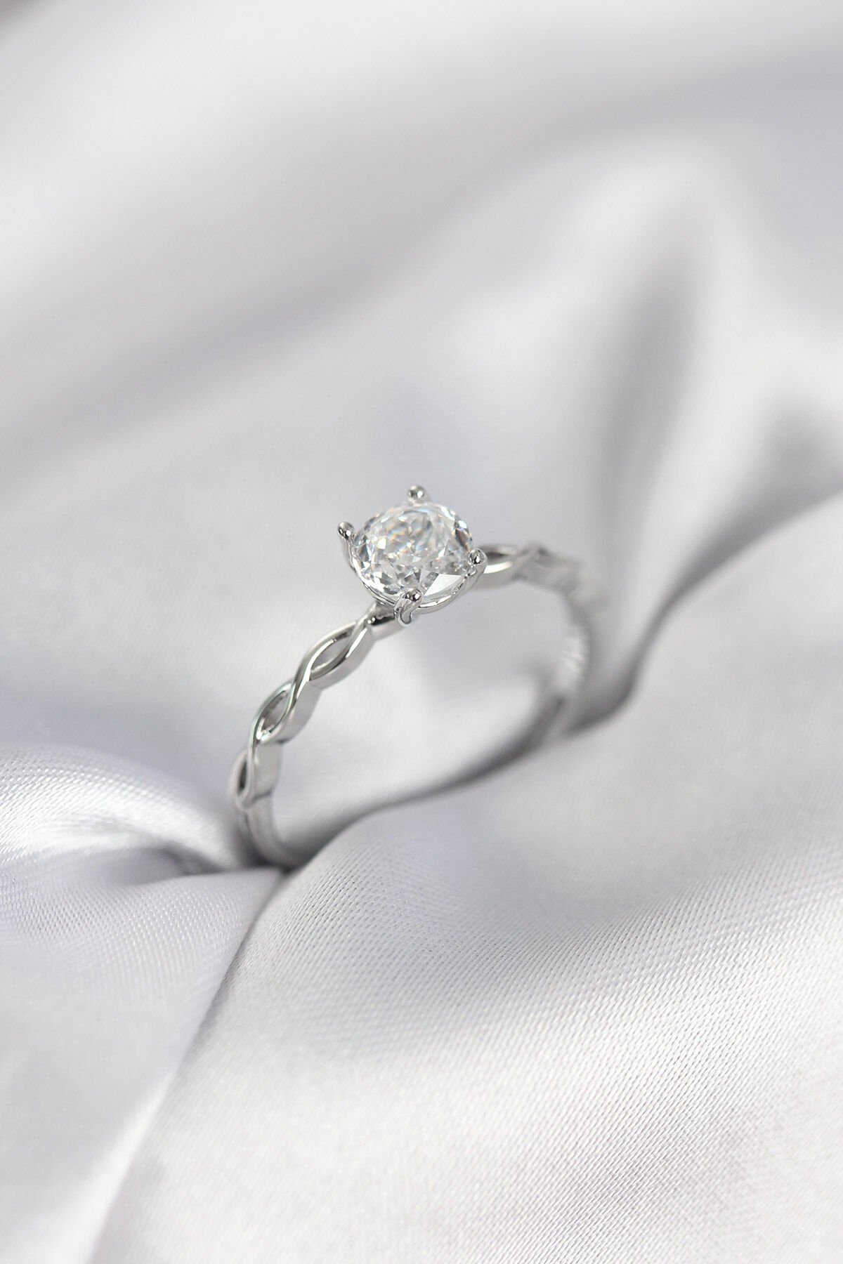 Gümüş Renk Sarmal Zincir Model Tek Taş Model Zirkon Taşlı Kadın Yüzük - TJ-BYK3976