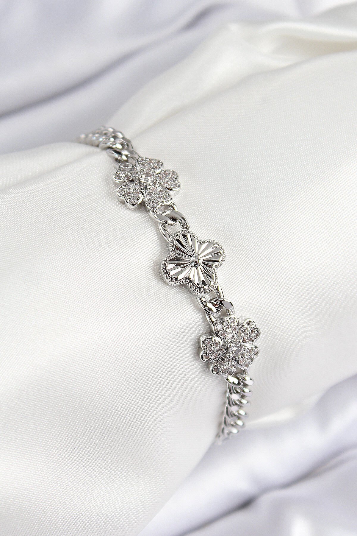 Pirinç Zirkon Taşlı Yonca Model Gümüş Renk Kadın Bileklik - TJ-BB7558