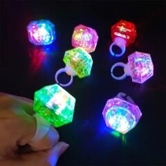 Kristal Tasarımlı Led Glow Işıklı 3 Modlu Yeşil Yüzük 3.5 x 5 cm (4944)