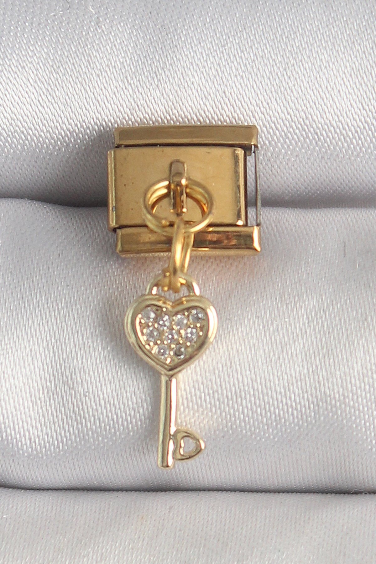 316L Çelik Gold Renk Sallantı Zirkon Taşlı Kalpli Anahtar Model Nomination Charm - TJ-BC1371