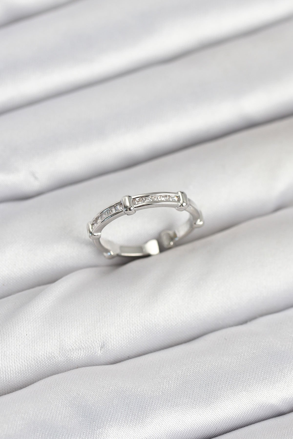 Pirinç Gümüş Renk Kemik Model Zirkon Taşlı Kadın Yüzük - TJ-BYK3889