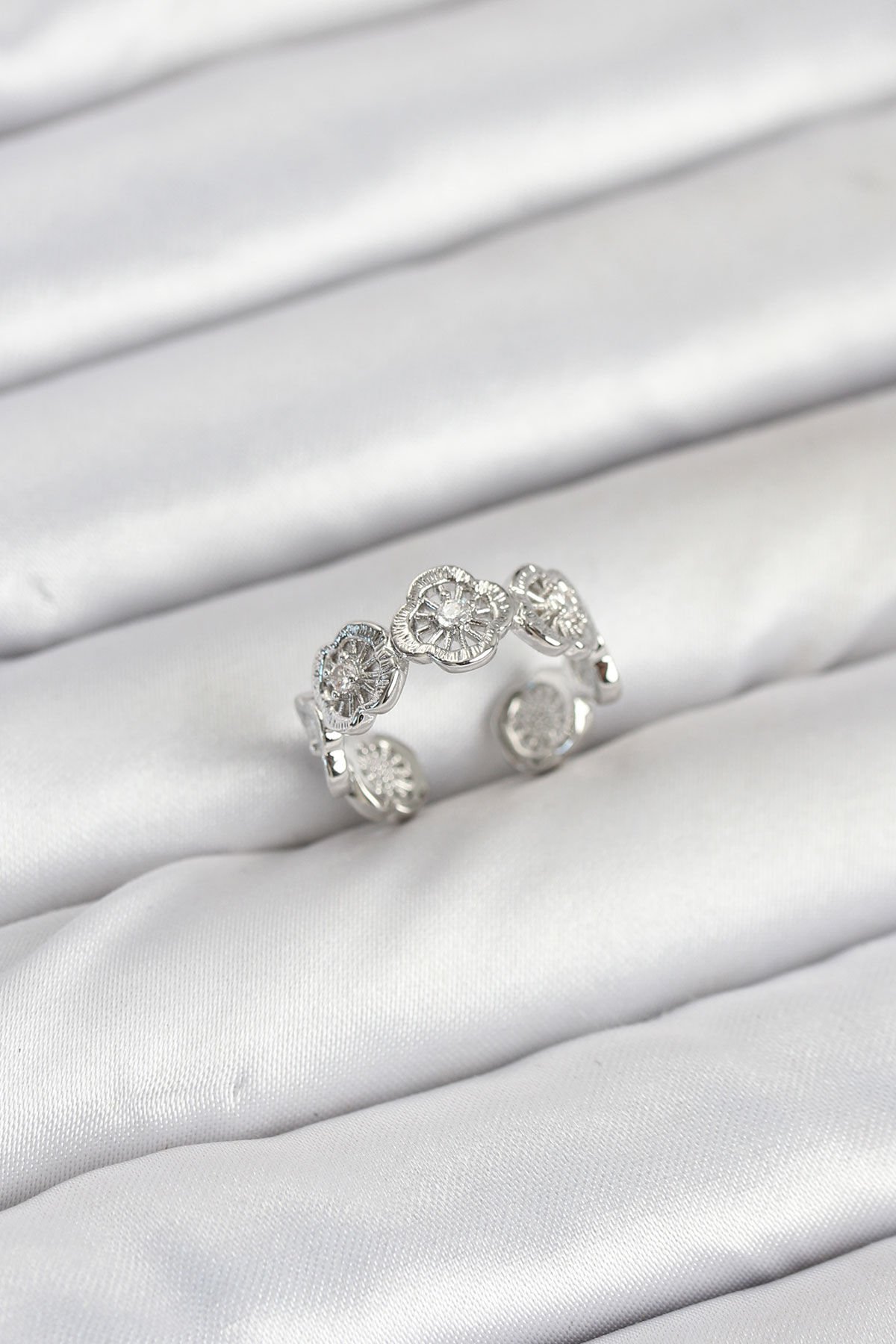 Pirinç Gümüş Renk Yonca Model Kadın Yüzük - TJ-BYK3895