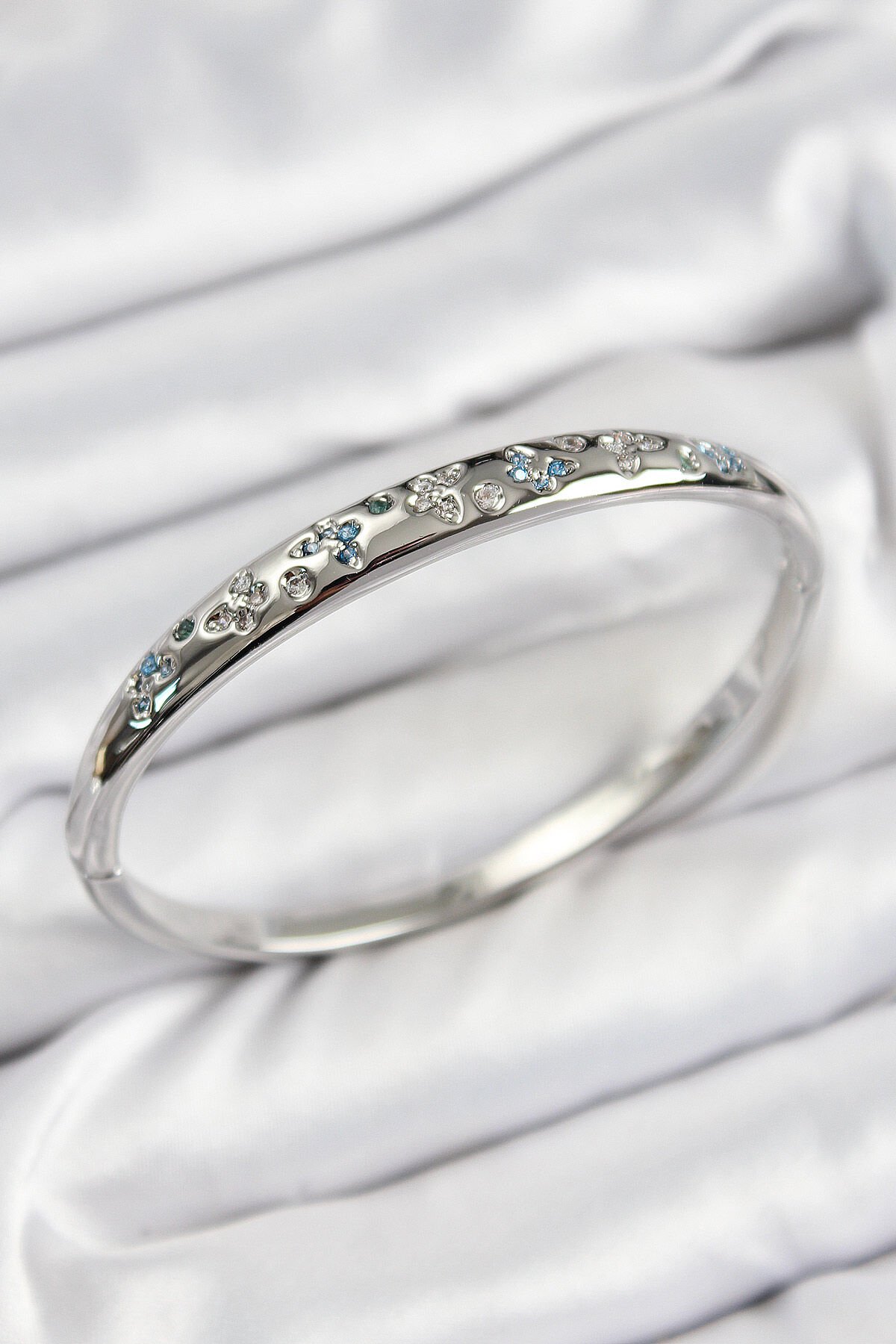 Pirinç Zirkon Taşlı Kelebek Model Gümüş Renk Kadın Kelepçe - TJ-BB7569