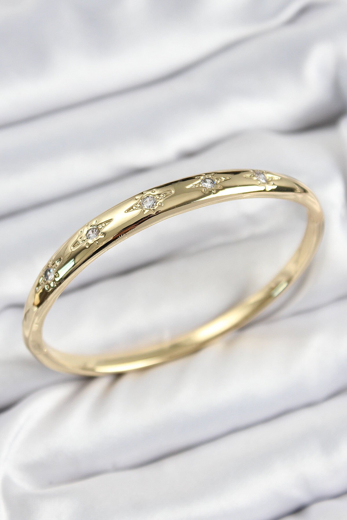 Pirinç Zirkon Taşlı Kutup Yıldızı Model Gold Renk Kadın Kelepçe - TJ-BB7570