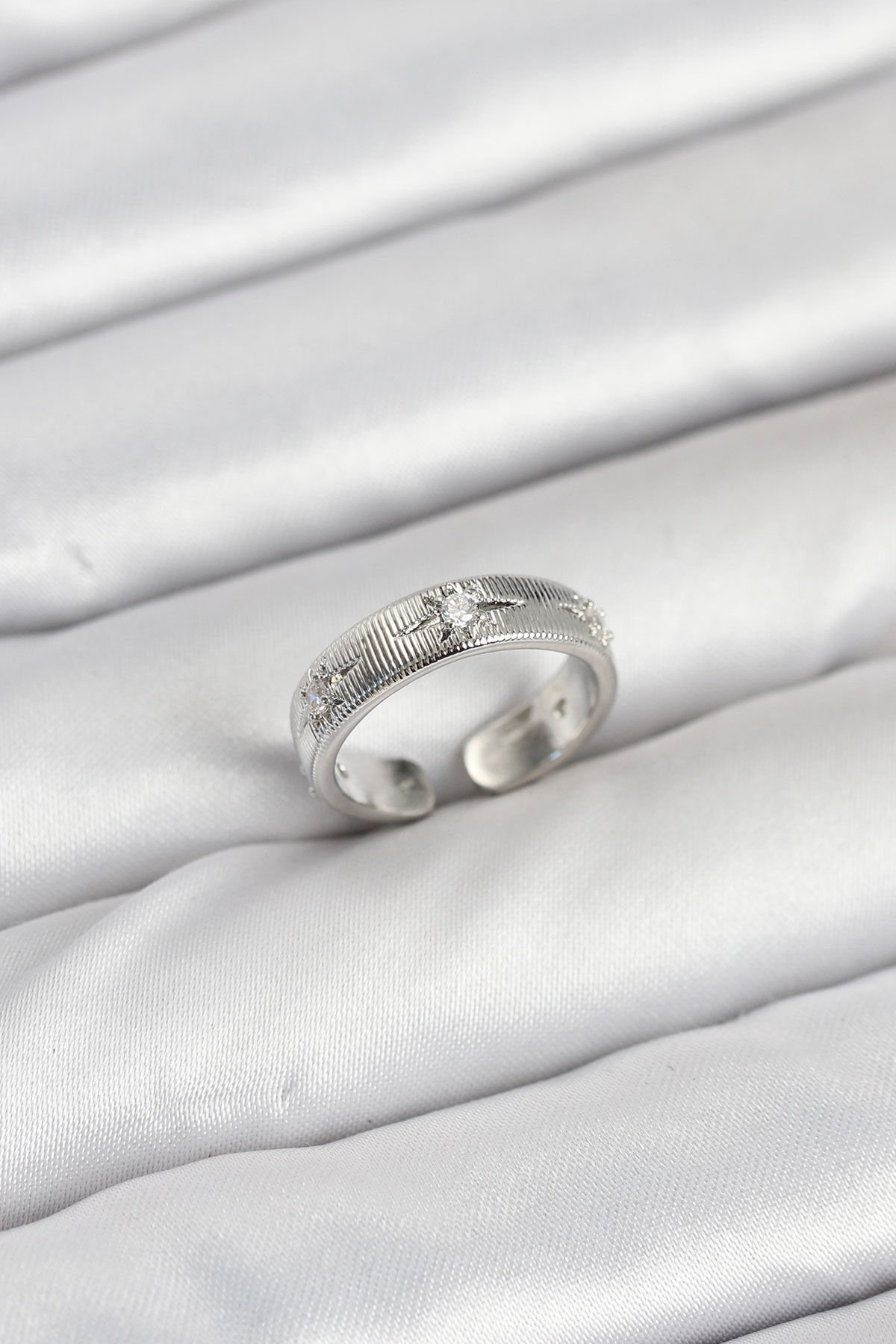 Pirinç Gümüş Renk Zirkon Taşlı Kutup Yıldızı Model Kadın Yüzük - TJ-BYK3899