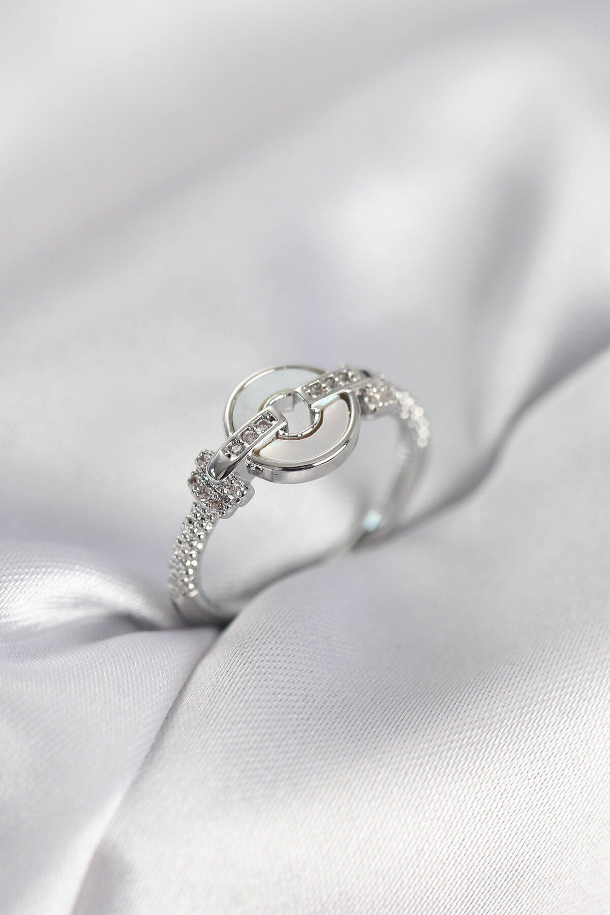 Gümüş Renk Daire Form Sedef ve Zirkon Taşlı Kadın Yüzük - TJ-BYK4004