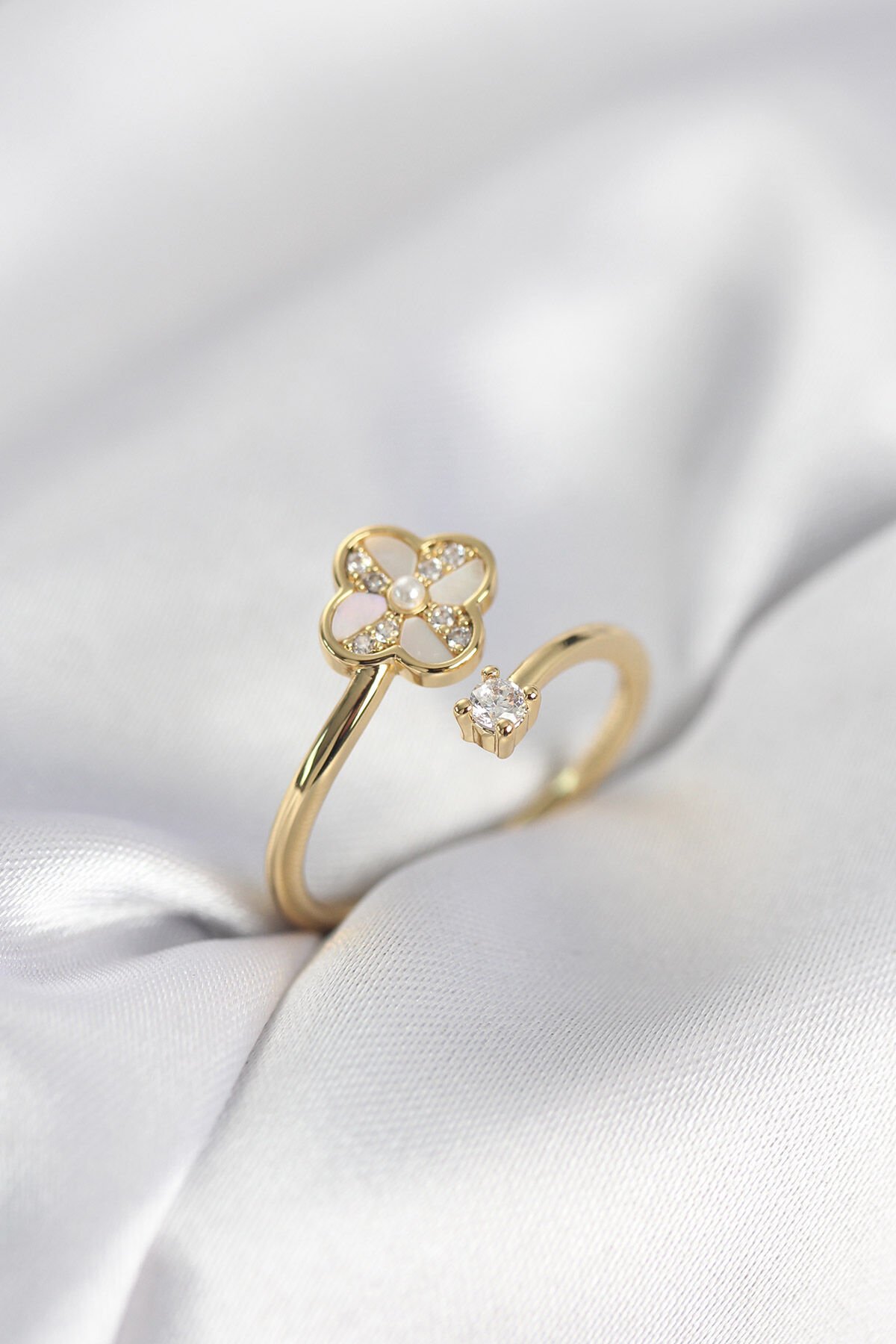 Gold Renk Zirkon Taşlı Yonca Model Kadın Yüzük - TJ-BYK4005