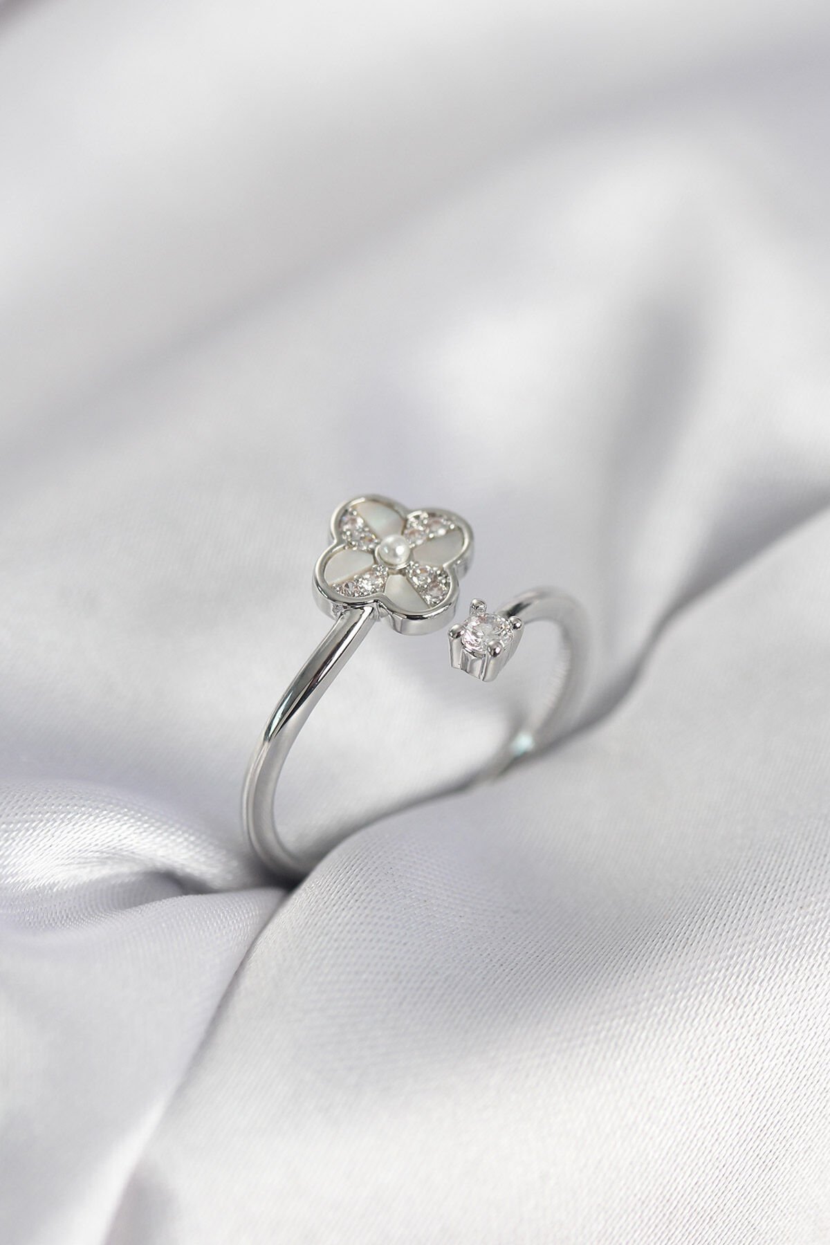 Gümüş Renk Zirkon Taşlı Yonca Model Kadın Yüzük - TJ-BYK4006