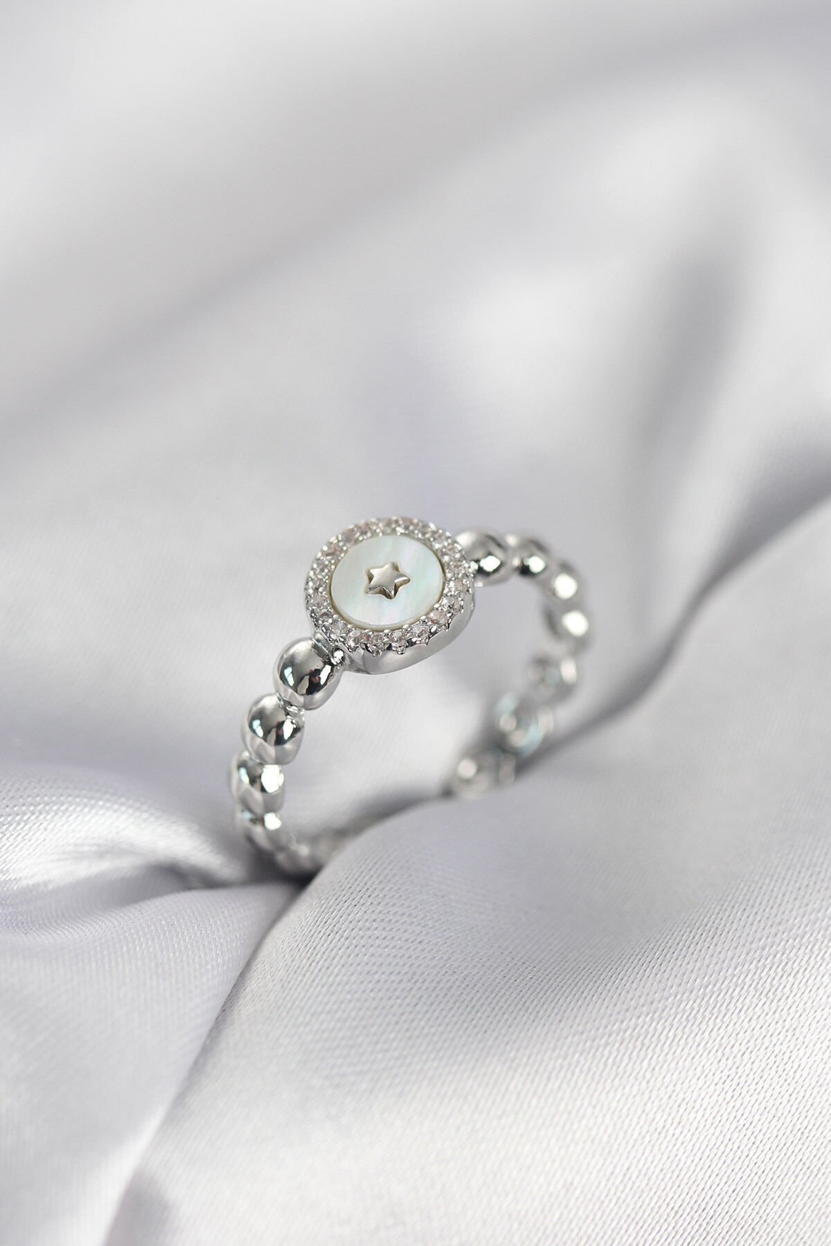 Gümüş Renk Sedefli Yıldız Model Zirkon Taşlı Kadın Yüzük - TJ-BYK4008