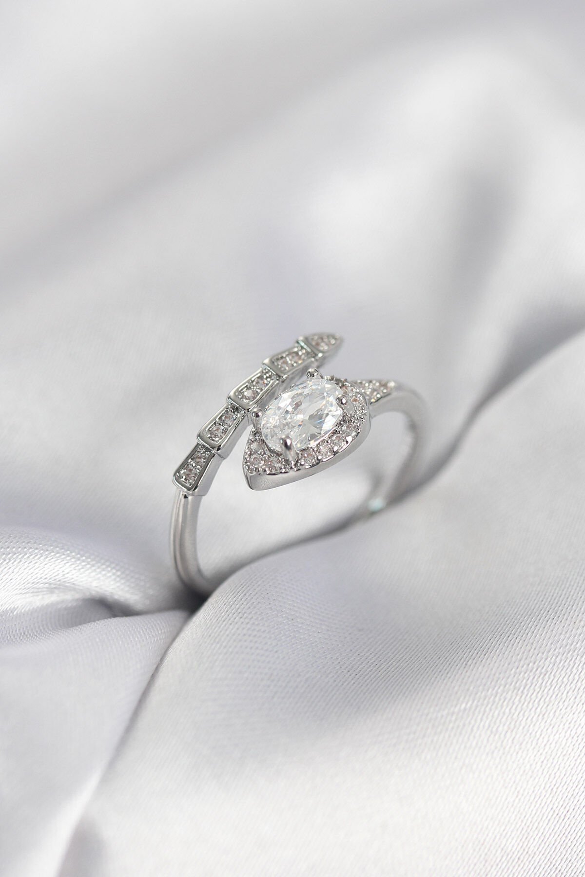 Yılan Model Gümüş Renk Zirkon Taşlı Kadın Yüzük - TJ-BYK4012