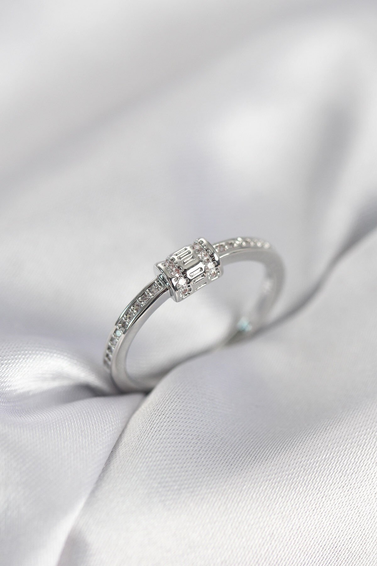 Zirkon Taşlı Gümüş Renk Pirinç Kadın Yüzük - TJ-BYK4013