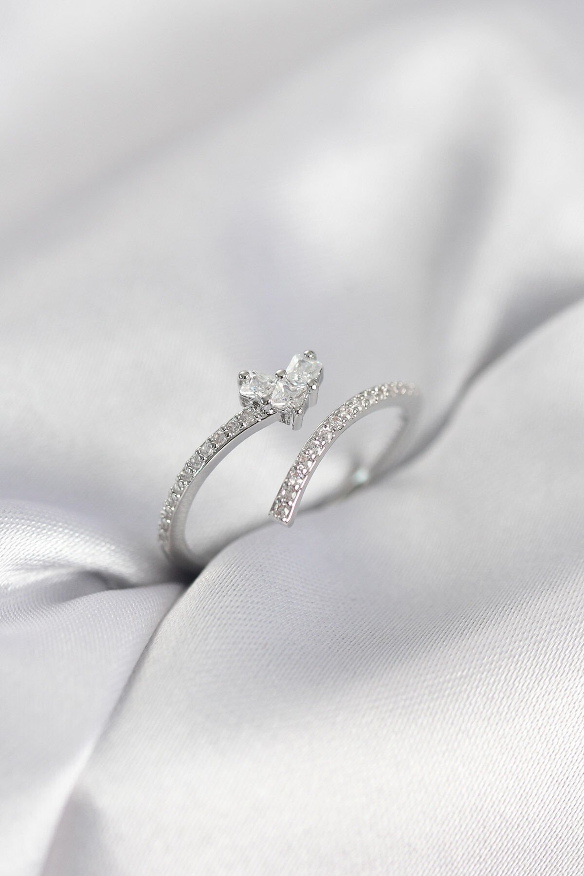 Gümüş Renk Zirkon Taşlı Kuyruklu Kalp Model Kadın Yüzük - TJ-BYK4014