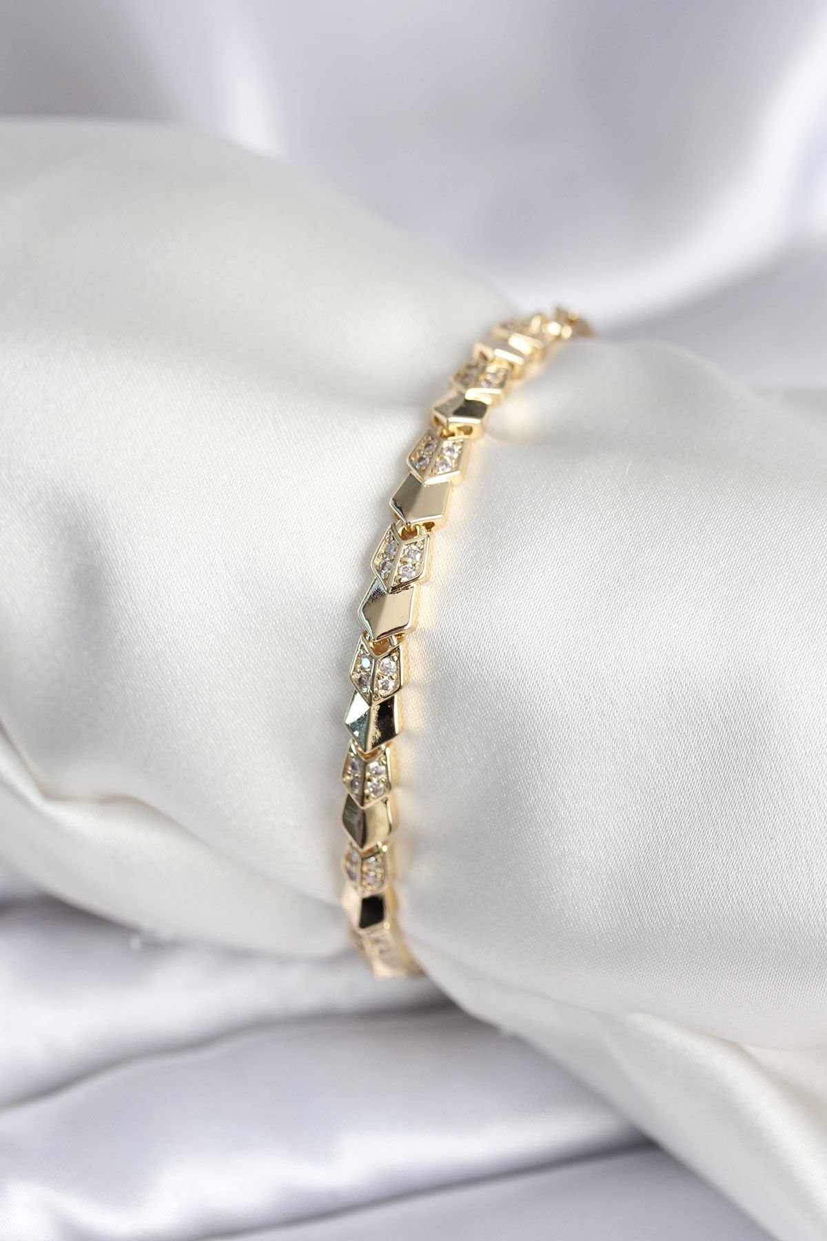 Pirinç Gold Renk Zirkon Taşlı Balık Sırtı Model Kadın Bileklik - TJ-BB7963