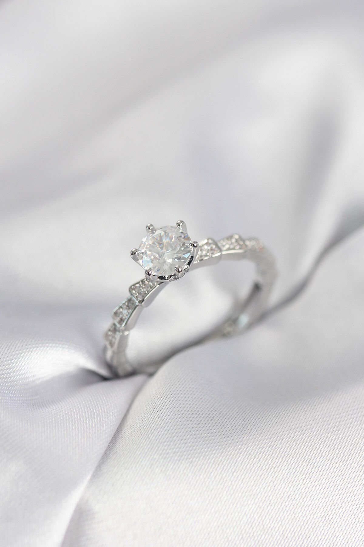 Gümüş Renk Zirkon Taşlı Tek Taş Model Kadın Yüzük - TJ-BYK4025