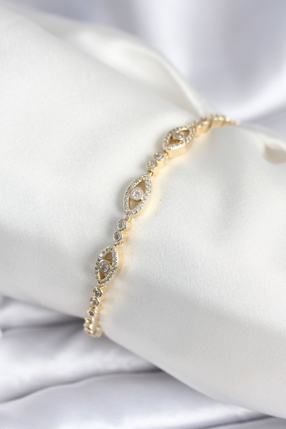 Pirinç Gold Renk Göz Model Kadın Bileklik - TJ-BB7965