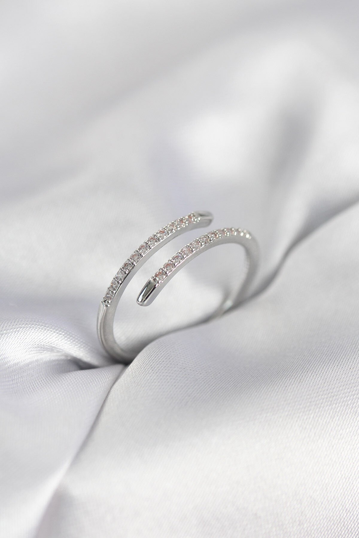 Gümüş Renk Yılan Kuyruk Model Zirkon Taşlı Kadın Yüzük - TJ-BYK4027