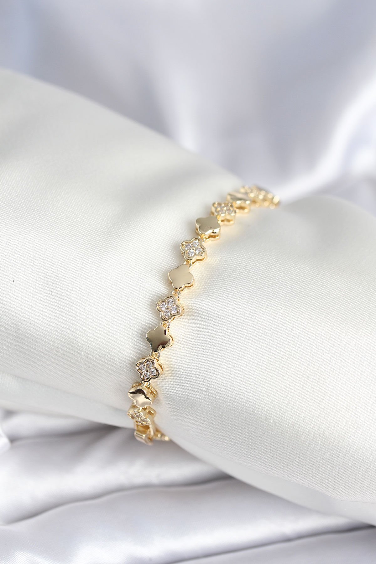 Pirinç Gold Renk Zirkon Taşlı Yonca Model Kadın Bileklik - TJ-BB7969