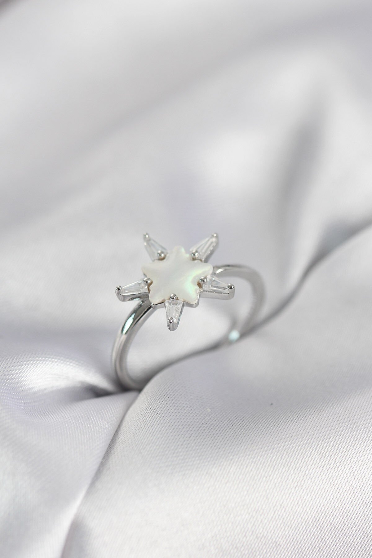 Gümüş Renk Yıldız Model Sedefli Zirkon Taşlı Kadın Yüzük - TJ-BYK4051