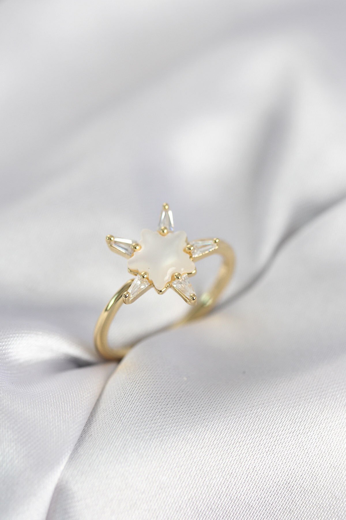 Gold Renk Yıldız Model Sedefli Zirkon Taşlı Kadın Yüzük - TJ-BYK4052