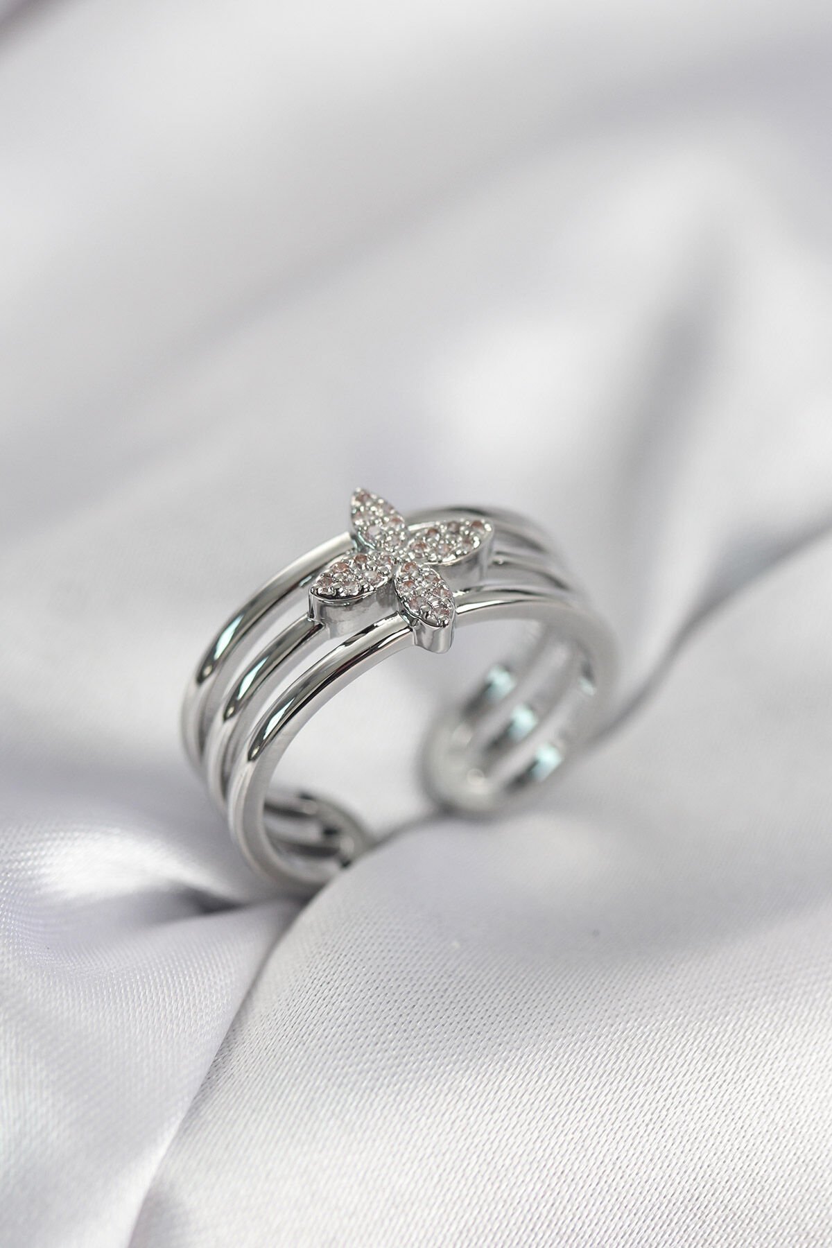 Gümüş Renk Zirkon Taşlı Yonca Model Kadın Yüzük - TJ-BYK4053