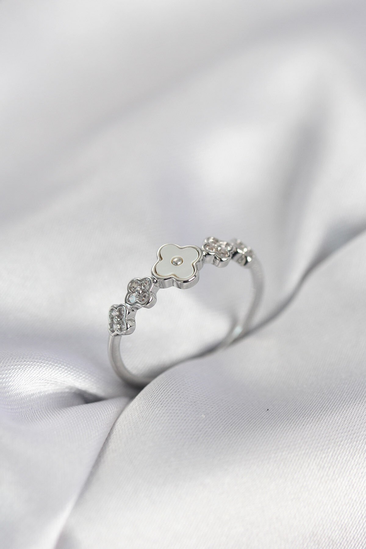 Gümüş Renk Minimal Yonca ve Zirkon Taşlı Kadın Yüzük - TJ-BYK4057