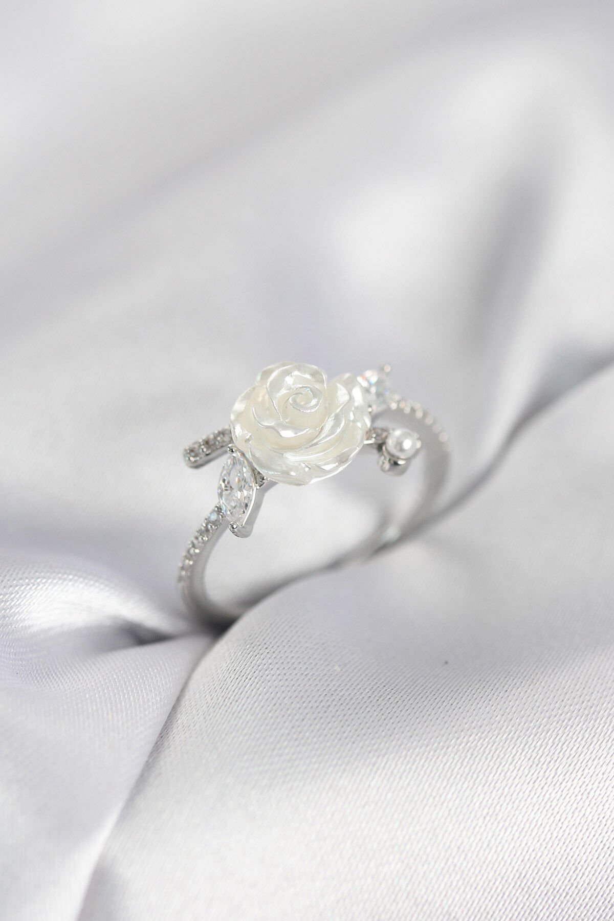 Gümüş Renk Gül Model Zirkon Taşlı Kadın Yüzük - TJ-BYK4063