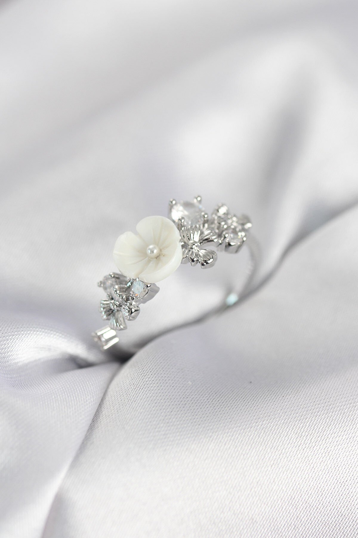 Gümüş Renk Pirinç Çiçek Model Zirkon Taşlı Kadın Yüzük - TJ-BYK4069