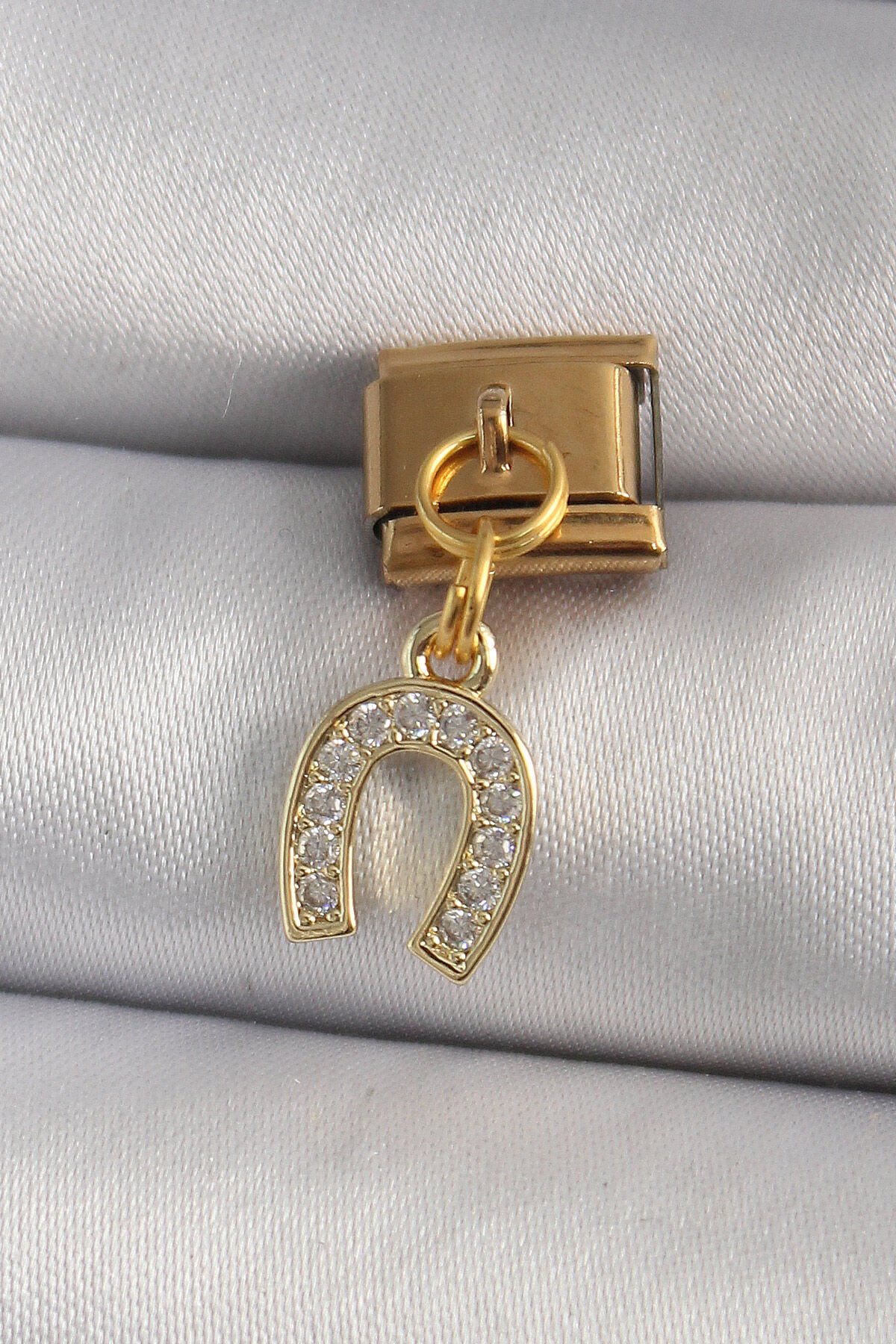 316L Çelik Gold Renk Sallantı Zirkon Taşlı Nal Model Nomination Charm - TJ-BC1196