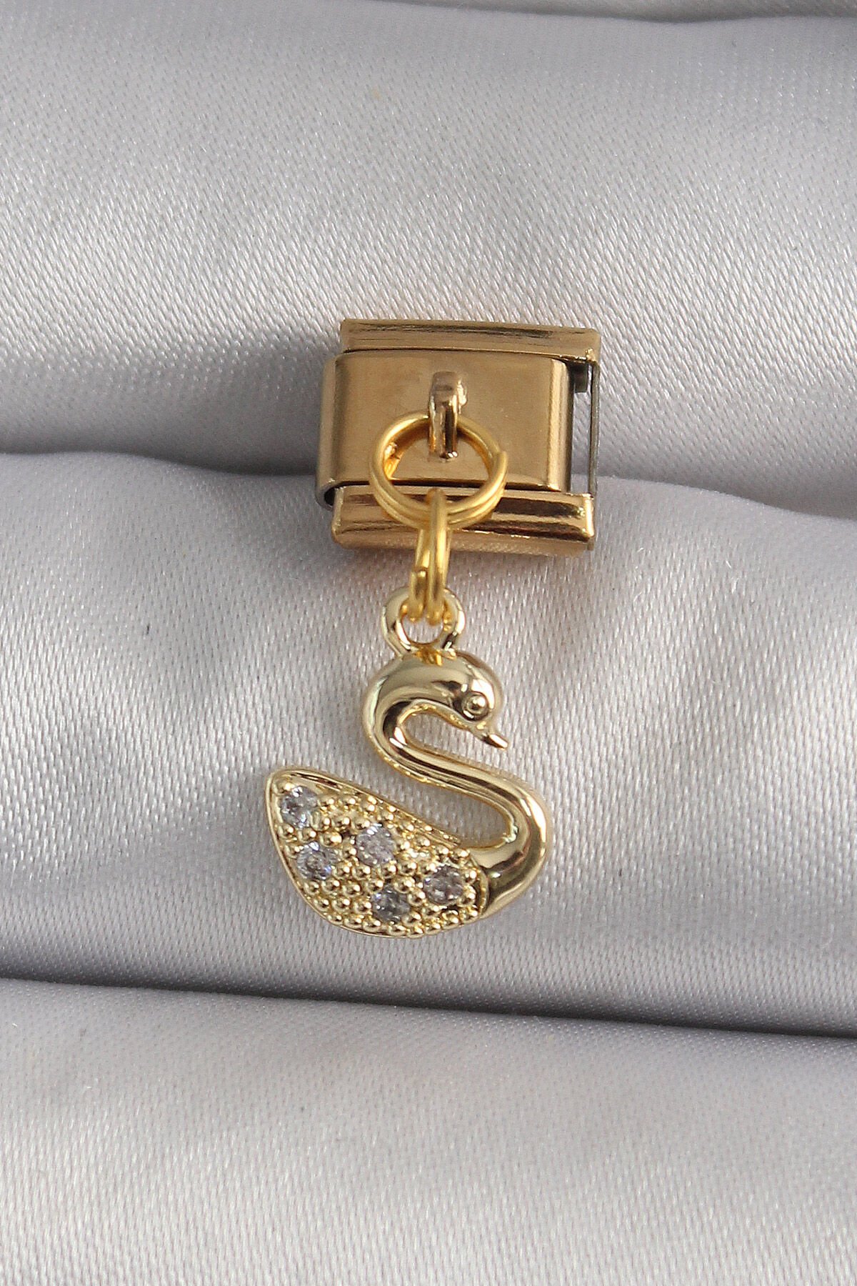 316L Çelik Gold Renk Sallantı Zirkon Taşlı Kuğu Model Nomination Charm - TJ-BC1197