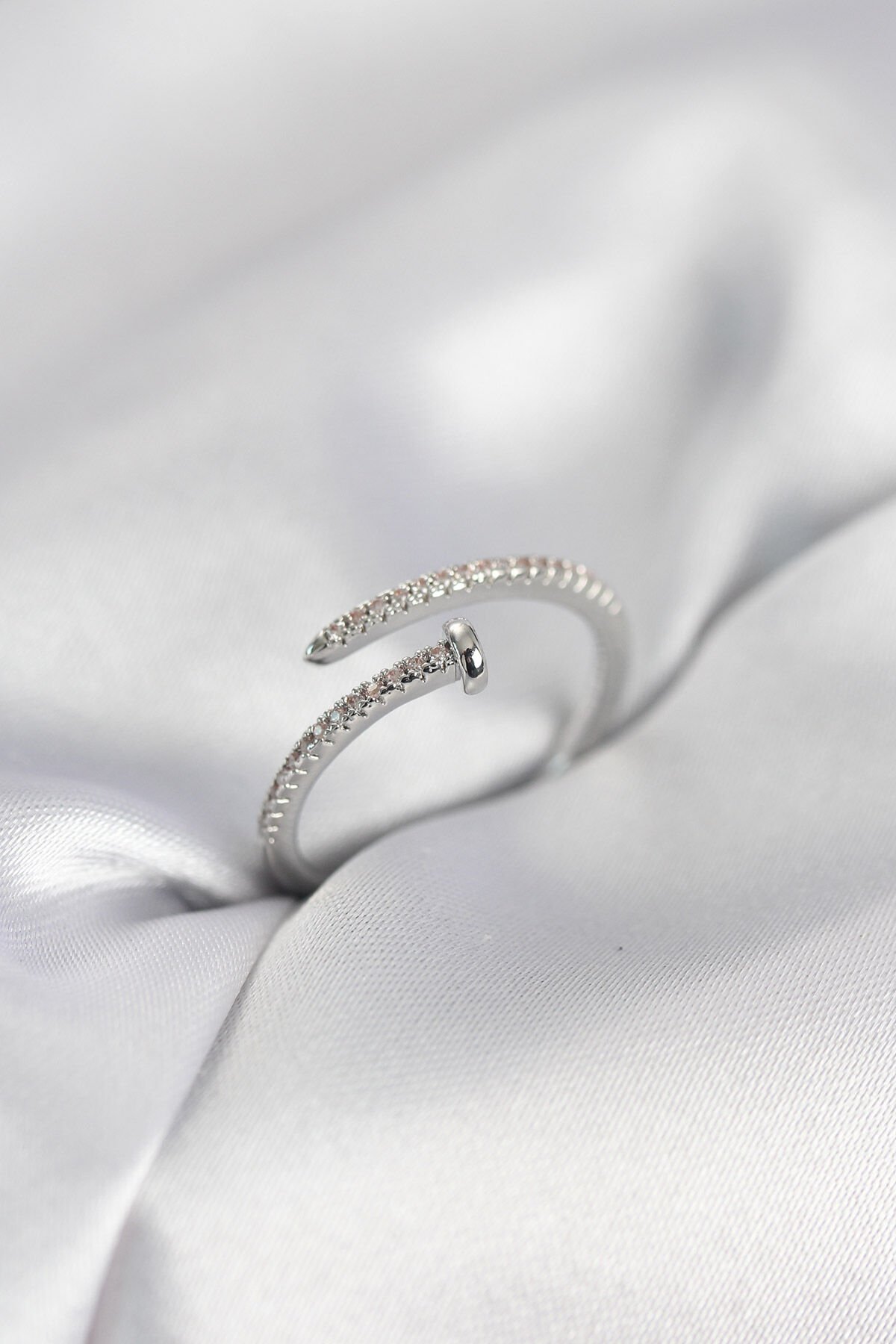 Çivi Model Zirkon Taşlı Gümüş Renk Kadın Yüzük - TJ-BYK4075