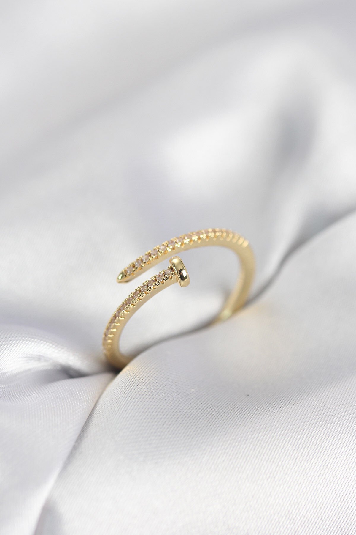 Çivi Model Zirkon Taşlı Gold Renk Kadın Yüzük - TJ-BYK4076