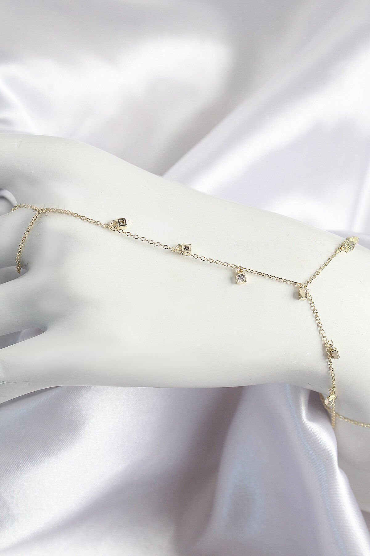 Pirinç Zirkon Taşlı Sallantılı Model Gold Renk Kadın Şahmeran - TJ-SN699