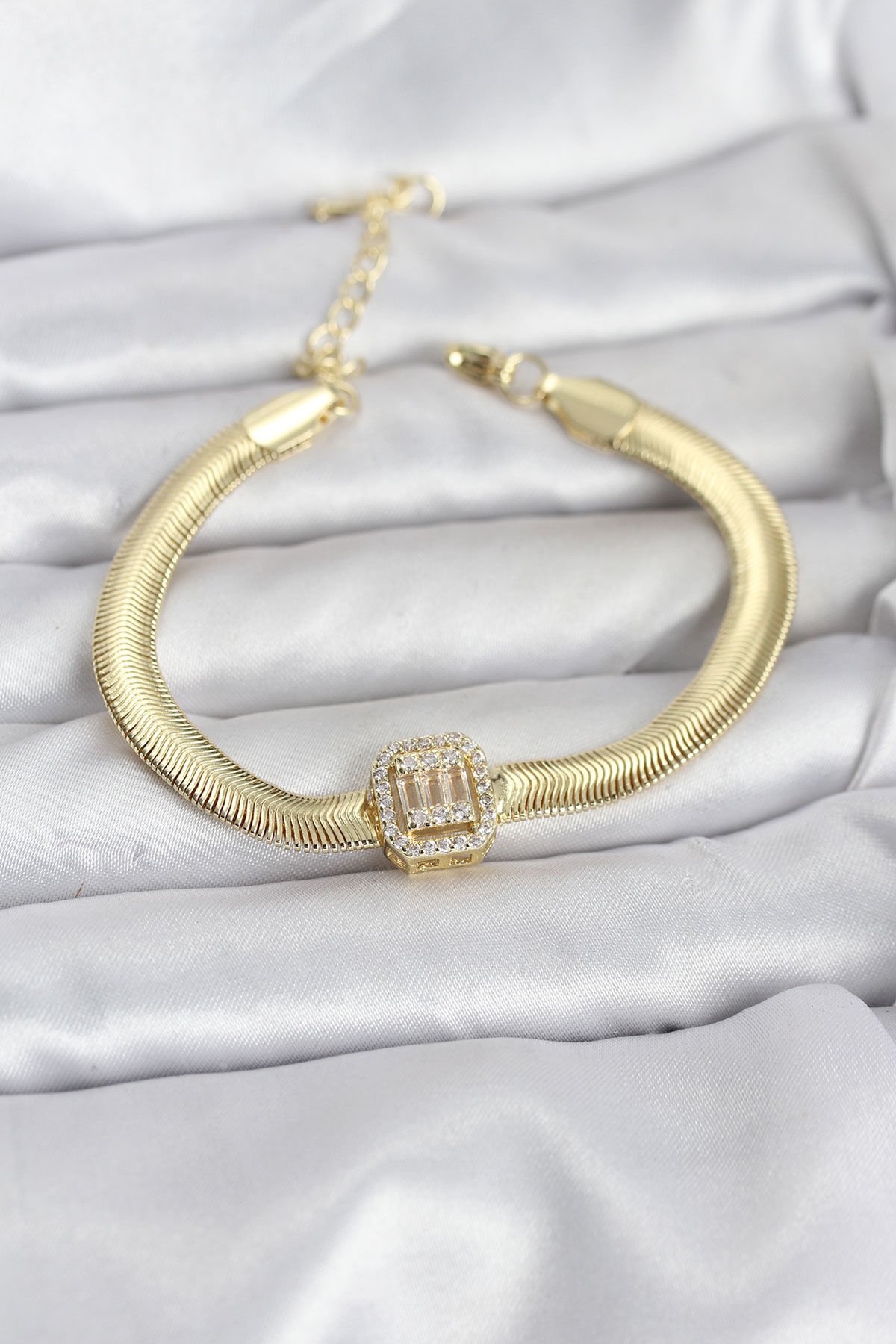 316L Çelik Gold Renk Baget Zirkon Taşlı Yılan Zincirli Kadın Bileklik - TJ-BB8154