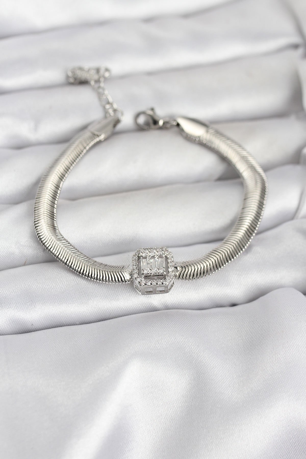 316L Çelik Gümüş Renk Baget Zirkon Taşlı Yılan Zincirli Kadın Bileklik - TJ-BB8155