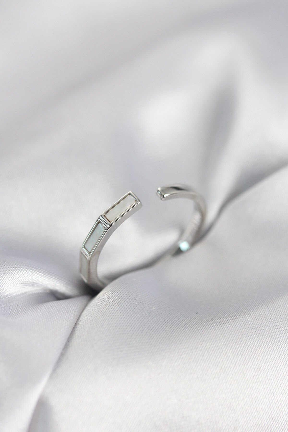 Gümüş Renk Sedefli Çubuk Model Kadın Yüzük - TJ-BYK4081