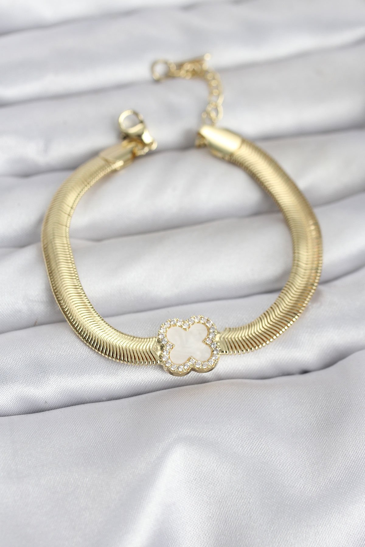 316L Çelik Gold Renk Beyaz Yonca Model Zirkon Taşlı Yılan Zincirli Kadın Bileklik - TJ-BB8157