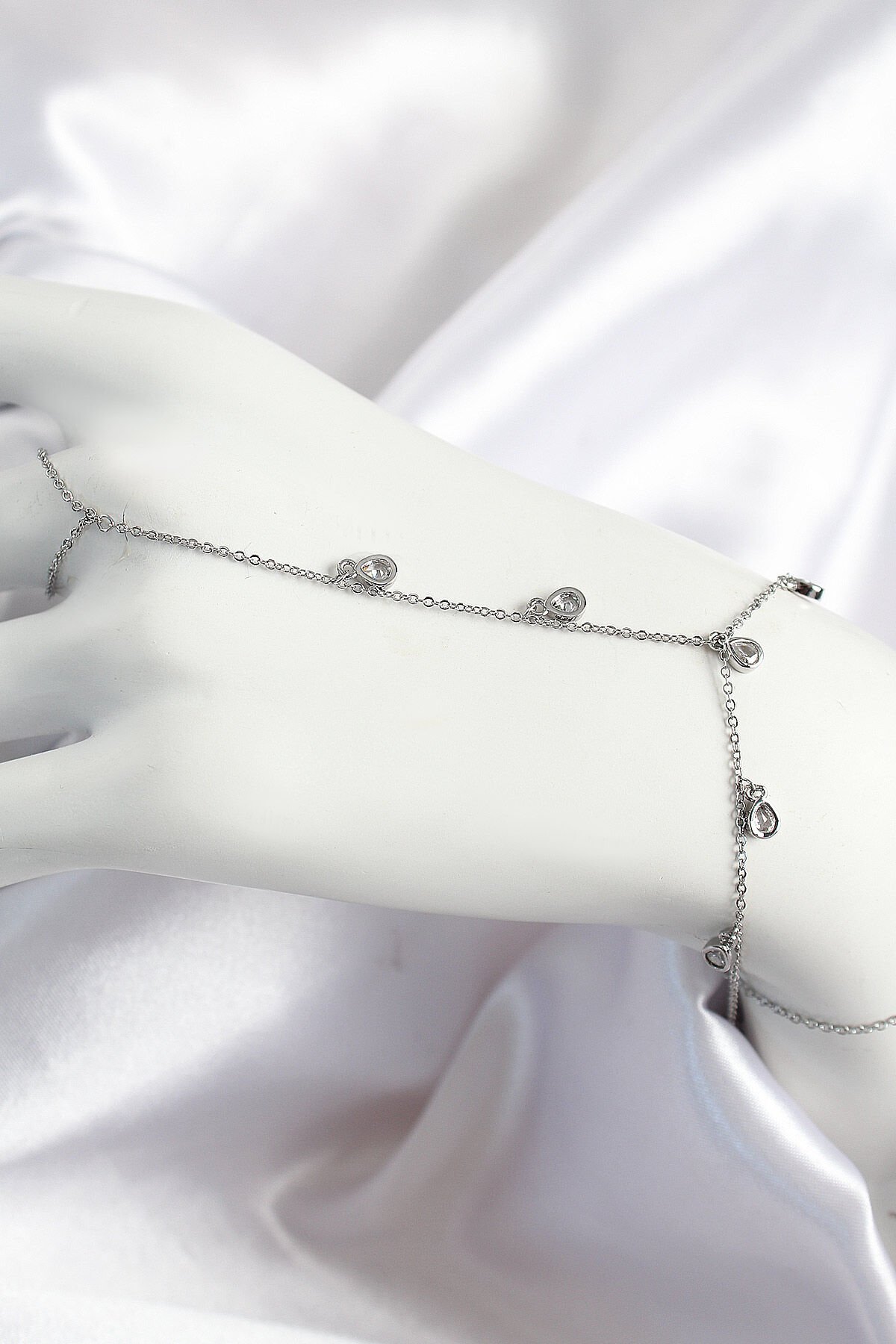 Pirinç Zirkon Taşlı Sallantılı Damla Model Gümüş Renk Kadın Şahmeran - TJ-SN704