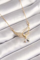 316L Çelik Gold Renk Zirkon Taşlı Kanat Model Sallantı Zirkon Taş Detay Kadın Kolye - TJ-BKO8402