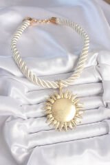 Kırık Beyaz Halat Model Gold Renk Güneş Figürlü Pirinç Kolye - TJ-BKO10224
