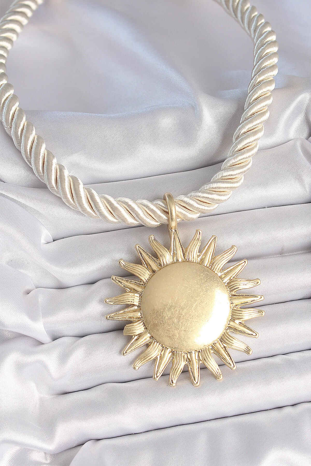 Kırık Beyaz Halat Model Gold Renk Güneş Figürlü Pirinç Kolye - TJ-BKO10224