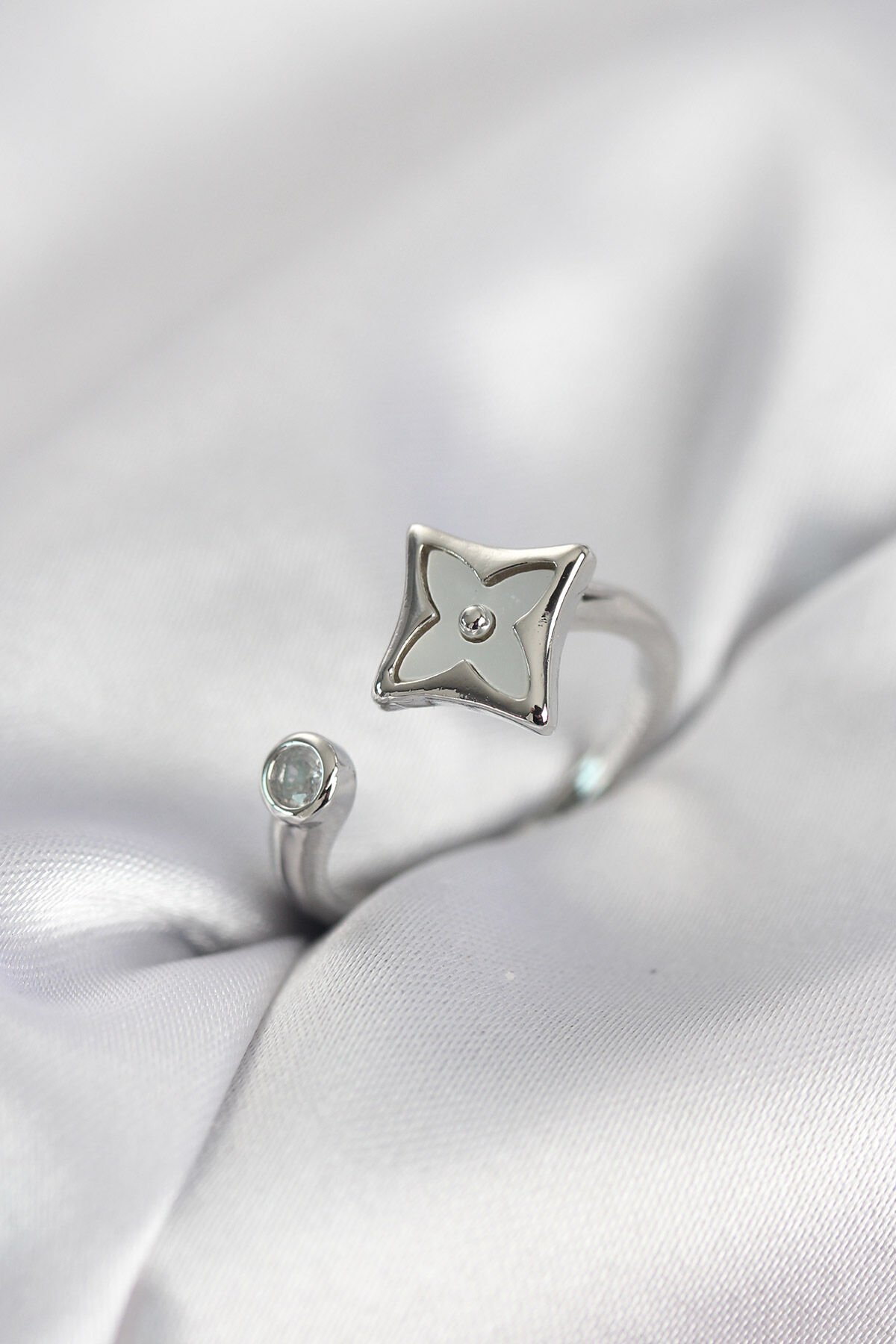 Gümüş Renk Köşeli Yonca Model Zirkon Taşlı Kadın Yüzük - TJ-BYK4098