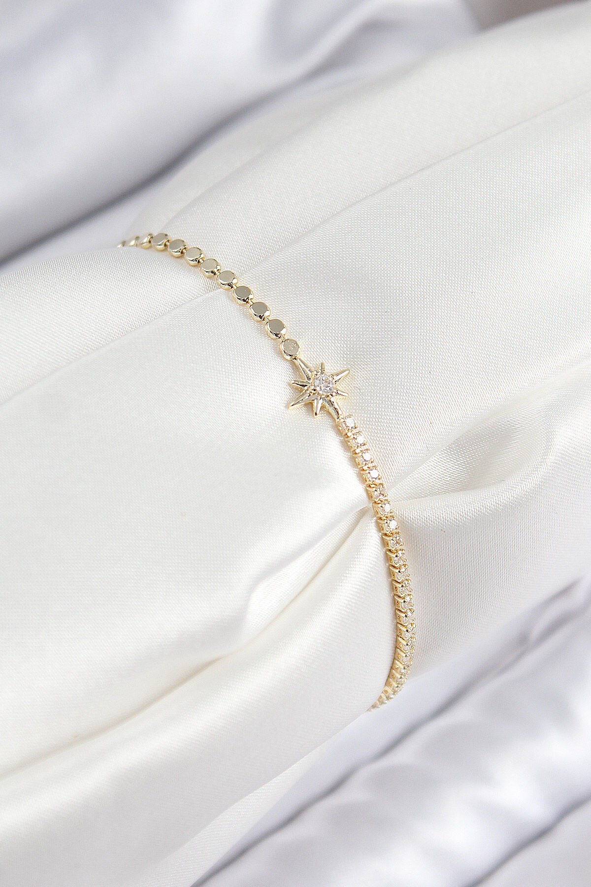 Pirinç Zirkon Taşlı Kutup Yıldızı Model Ezme Zincir Gold Renk Kadın Bileklik - TJ-BB7587