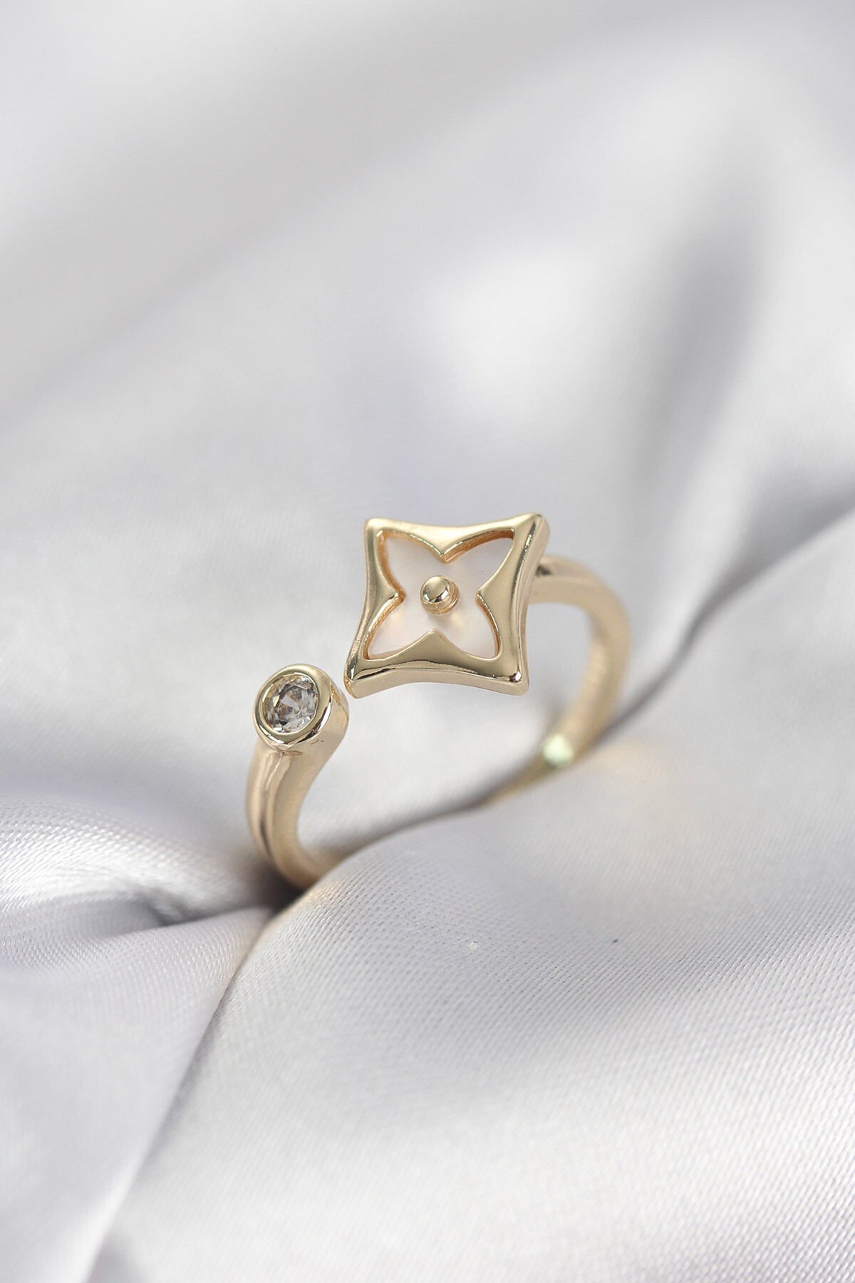 Gold Renk Köşeli Yonca Model Zirkon Taşlı Kadın Yüzük - TJ-BYK4099