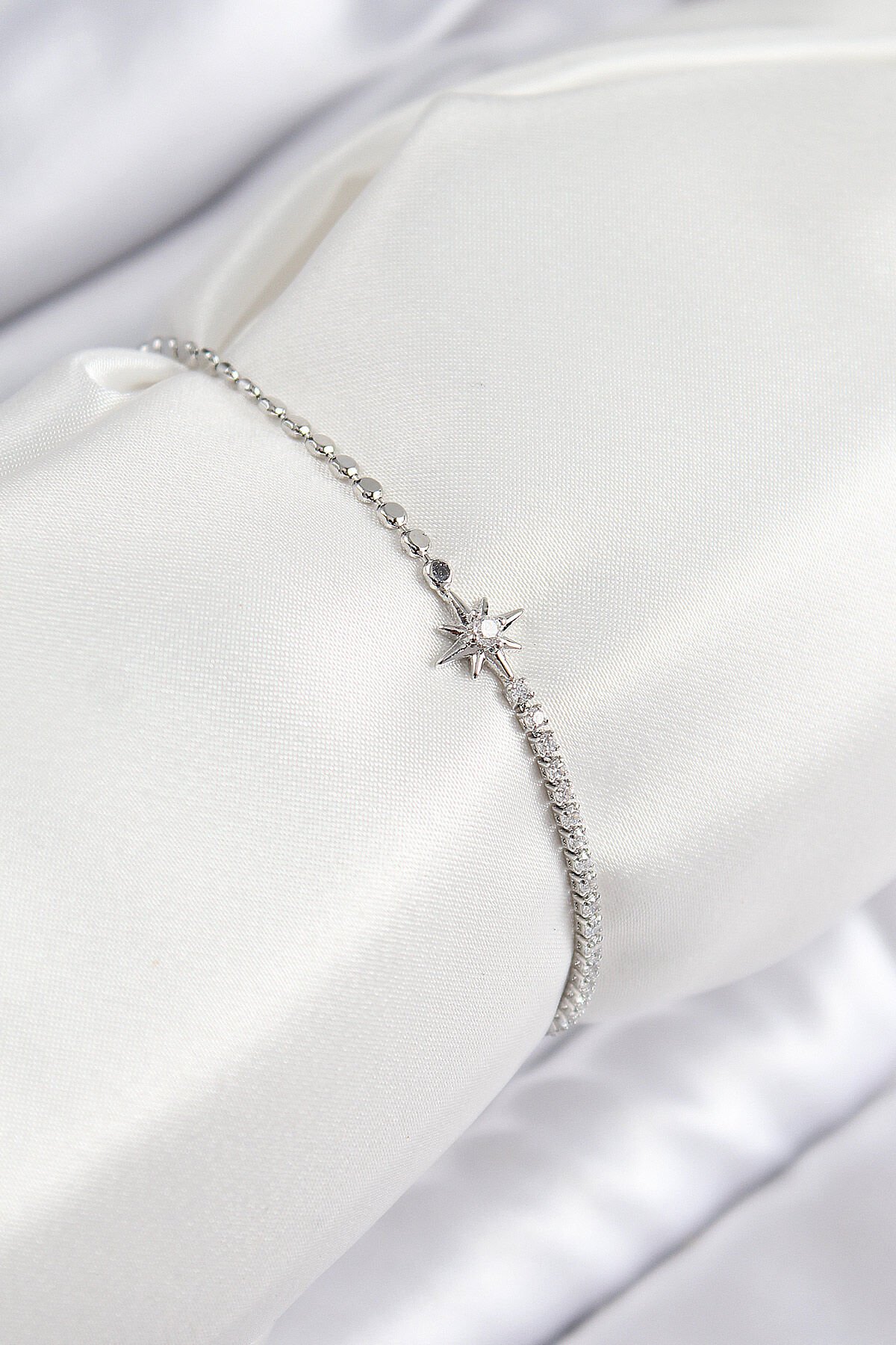 Pirinç Zirkon Taşlı Kutup Yıldızı Model Ezme Zincir Gümüş Renk Kadın Bileklik - TJ-BB7588