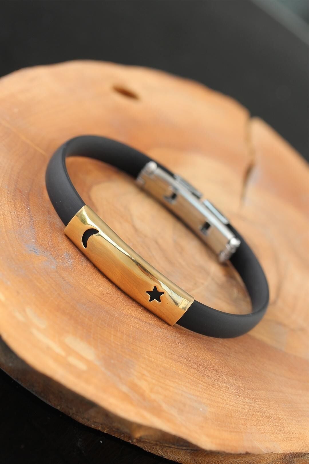 Gold Renk Metal Ay Yıldız Tasarım Siyah Renk Silikon Erkek Bileklik - TJ-EB2518-KS