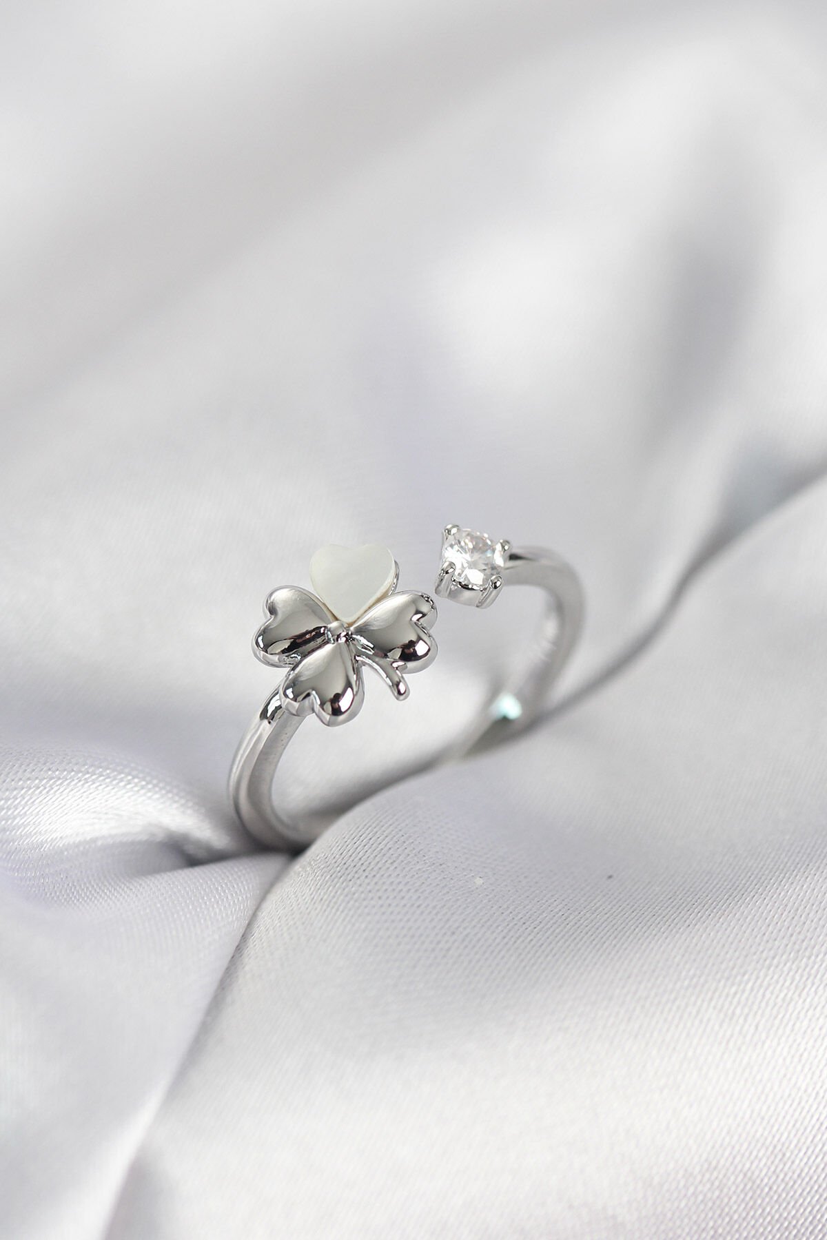 Gümüş Renk Yonca Model Sedefli Kadın Yüzük - TJ-BYK4102