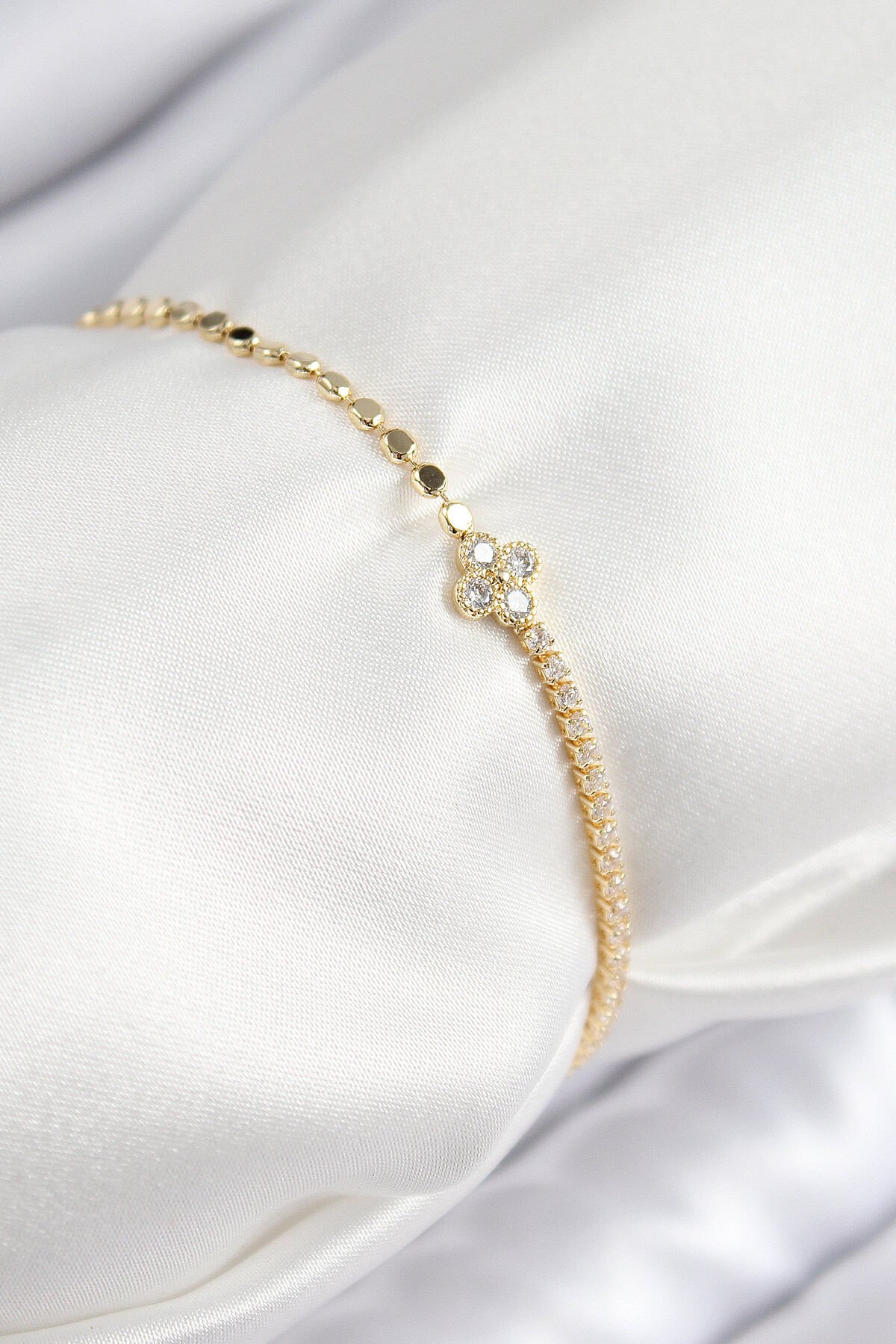 Pirinç Zirkon Taşlı Yonca Model Ezme Zincir Gold Renk Kadın Bileklik - TJ-BB7591