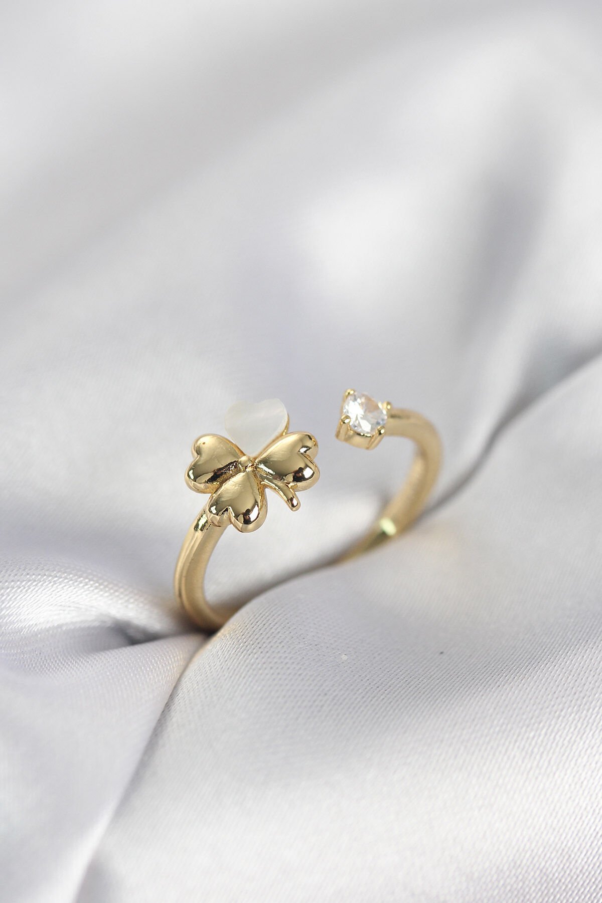 Gold Renk Yonca Model Sedefli Kadın Yüzük - TJ-BYK4103