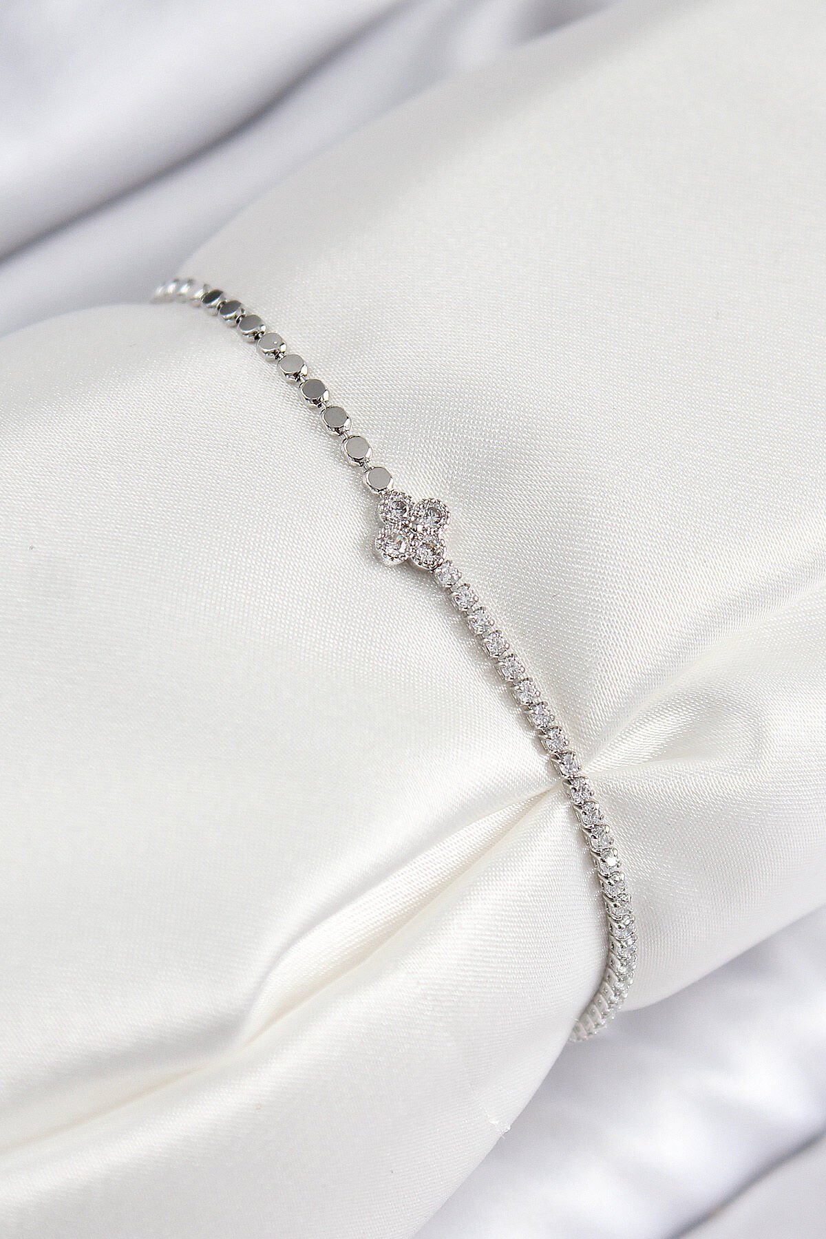 Pirinç Zirkon Taşlı Yonca Model Ezme Zincir Gümüş Renk Kadın Bileklik - TJ-BB7592