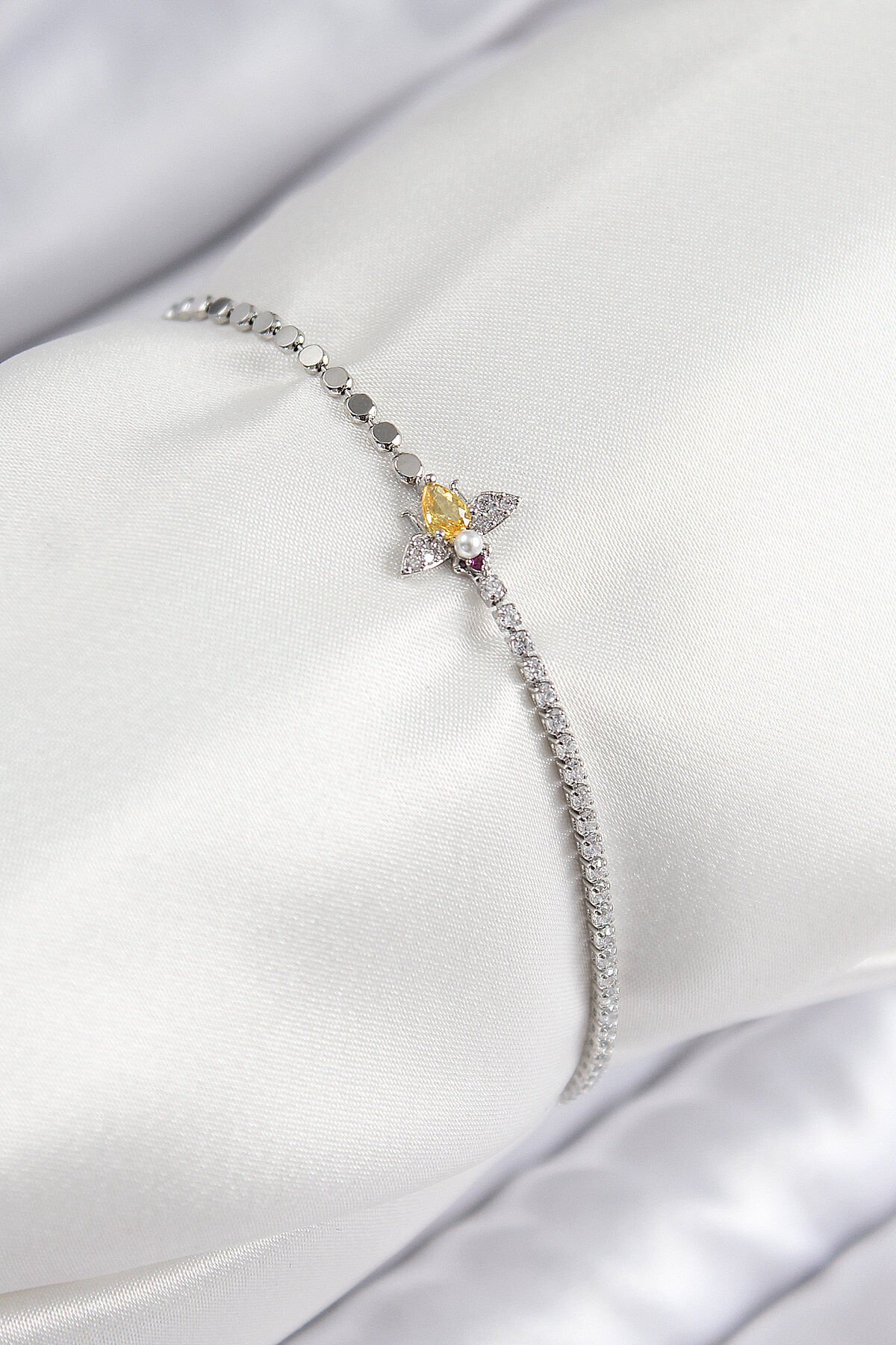 Pirinç Zirkon Taşlı Arı Model Ezme Zincir Gümüş Renk Kadın Bileklik - TJ-BB7596